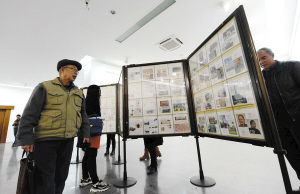 市民参观“纪念护国运动100周年”集邮展。记者杜文蕾摄