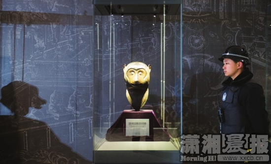 12月24日，长沙博物馆，警察正在看护从北京运来的圆明园猴首铜像。图 记者 谢长贵