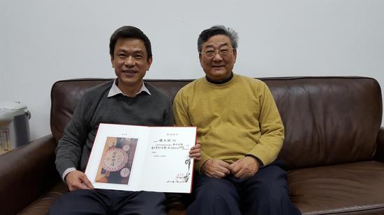 韩天衡老师向杨尚燃先生赠与八千克巨型“品味布朗”收藏证书