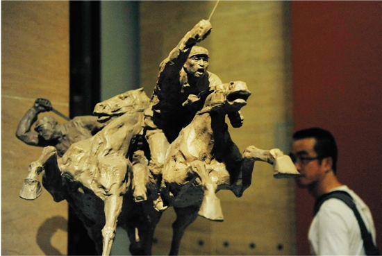 纪念中国人民抗日战争暨世界反法西斯战争胜利70周年美术作品展在京开幕，观众在中国美术馆参观展出的雕塑作品《铁骑》。