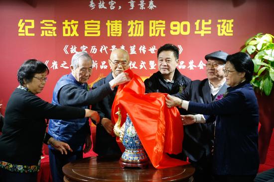 图二 纪念故宫博物院90华诞,阎振堂会长(左三)、罗伯健会长(右三)、夏更起先生(左二)、陈丽华院长(右一)、苑洪琪老师(左一)、戴嘉林大师(右二)共同为《雀之翎》隆重揭幕