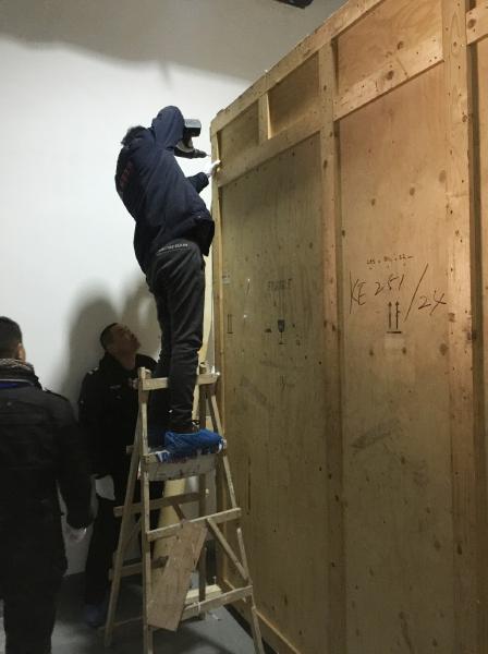 12月25日，成都，工作人员正在搬运国际艺术大师的作品。