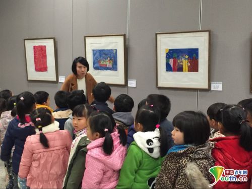 小朋友观看绘画作品。中国青年网记者 张晴 摄
