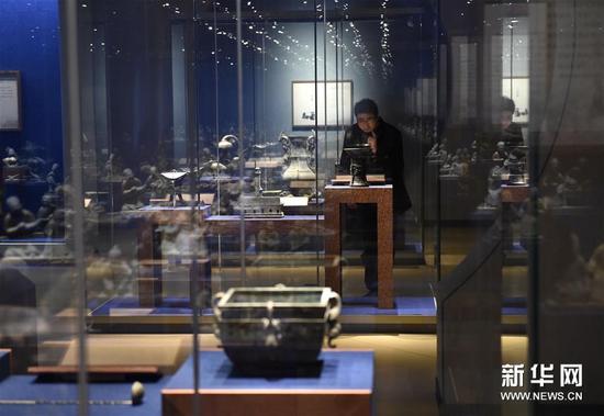 12月25日，观众在“礼乐制度”展区参观各种青铜器等文物。