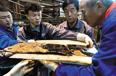 海昏侯墓工地,和很多老资历的考古队员相比,“90后”吴振华(左二)已成为主力队员。他在队里主要负责提取金器。图CFP