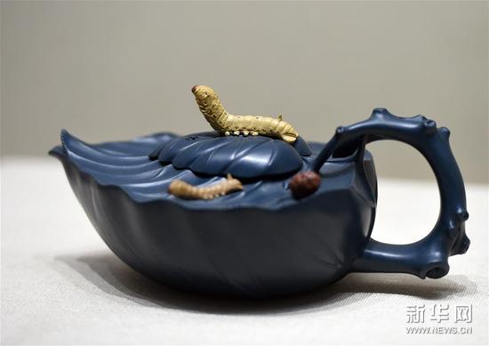 沈阳故宫展出谢曼伦制作的大桑宝壶(12月30日摄)。