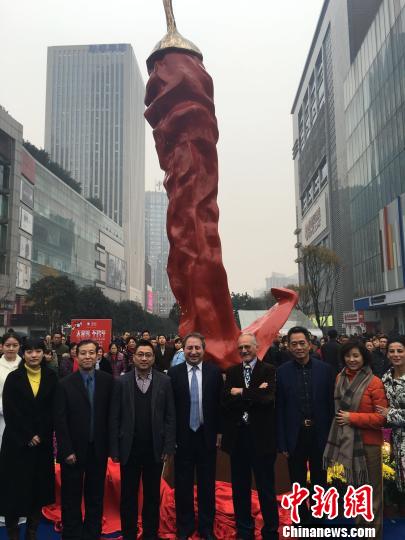 12月30日，世界最大辣椒雕塑“天之椒子”落户重庆。　唐枫　摄