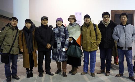 胡介报书记（左三）和艺术家们合影