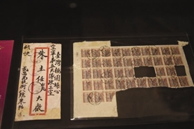 1949年5月12日从湖北武昌用航空挂号快寄到桃园埔心“空军第五大队政工室”的信封,上方邮票多达48枚,邮票面额却高达2275万,被喻为中国史上最贵的一封信。