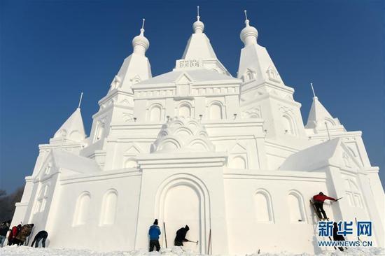 目前世界最高的雪塑建筑“冰雪之冠”,12月31日晚在哈尔滨太阳岛雪博会园区正式落成。 图为“冰雪之冠”。新华网