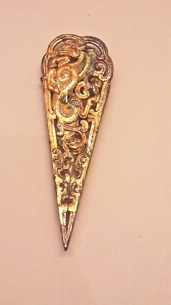 西汉鎏金青铜当卢，马具，垂于马额中央做装饰。