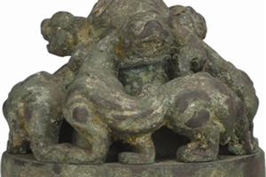 案头珍玩：西汉青铜虎席镇_铜器佛像_新浪收藏_新浪网