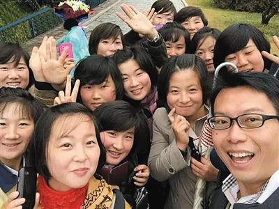 Aram Pan与女高中生合影自拍。