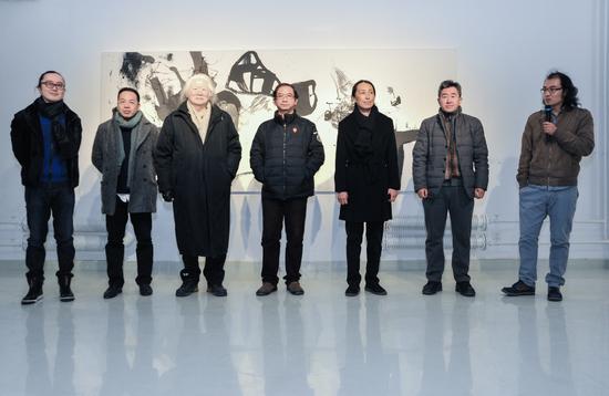 　　从左起：艺术家兼上舍空间艺术顾问赵露、人民大学教授及著名批评家夏可君、著名艺术家张大我、天津师范大学教授顿子斌、艺术家朱岚、清华大学教师、上舍空间展览部主管樊磊