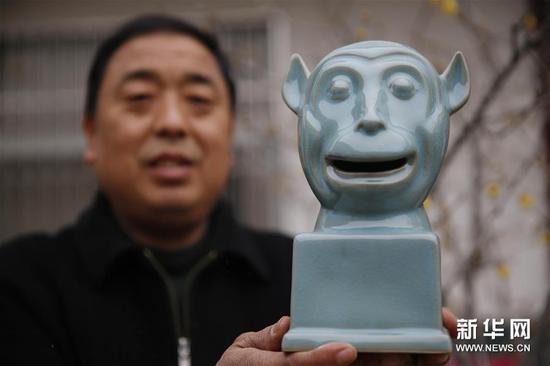 1月11日，河南省非物质文化遗产项目汝瓷烧制技艺代表性传承人王君子展示他创作的现代汝瓷作品“猴首”。