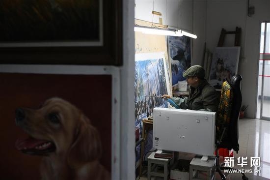 1月12日，一名专攻动物油画作品的画师在作画。