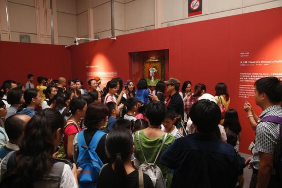 观众在第二届南京国际美术展现场欣赏毕加索《戴绿帽子的女人》