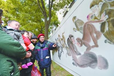 昨日，江先孝给社区居民们讲解《百猴图》 通讯员方培 摄