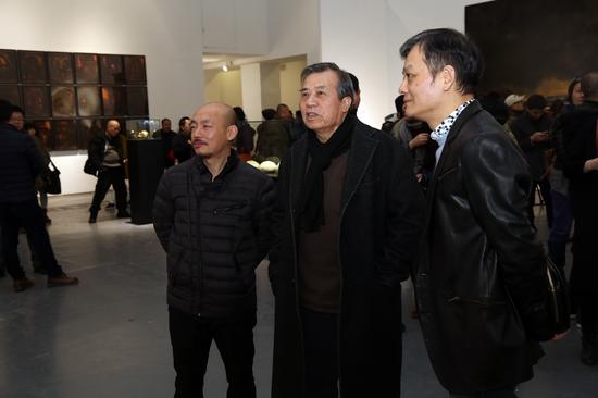 左起：艺术家张方白、尚扬、冯放在展览现场观看作品