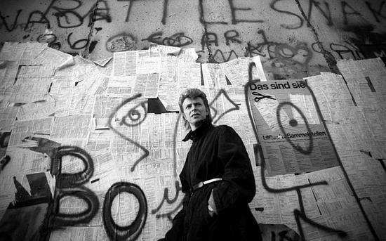柏林墙前的大卫·鲍伊（1987）图片：Denis O‘Regan/Getty Images。
