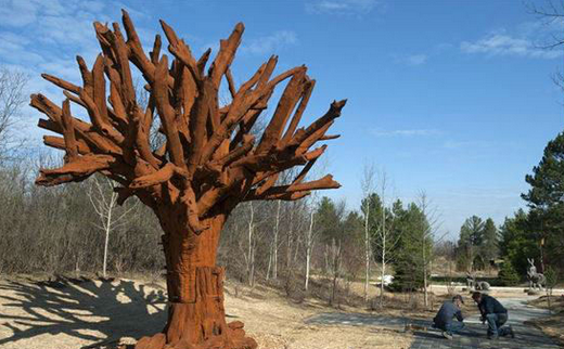 梅杰雕塑园中艾未未的“铁树”