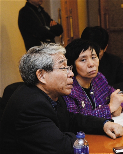市文物局文保处处长王玉伟(左)正在接受询问。新京报记者 薛珺