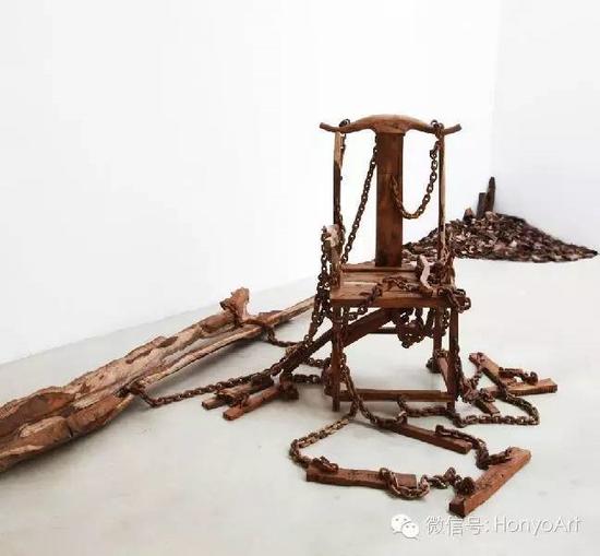 　　叶森 《椅子的匠作分析》2015   缅甸鸡翅木  椅子尺寸：580×470×1120mm  原木长：2400mm 直径350mm