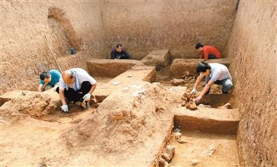 考古人员在秦东陵考古挖掘 记者张宇明 通讯员孙伟刚 摄