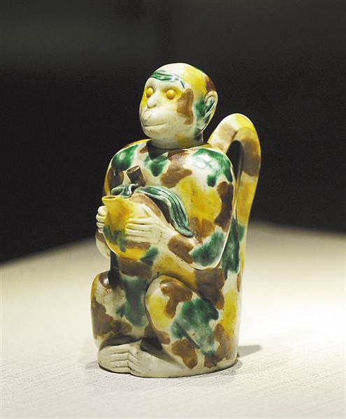 1月28日，三峡博物馆，“大圣归来：文物上的十二生肖”新春特展上展出的素三彩美猴献桃执壶。　　记者 熊明 摄