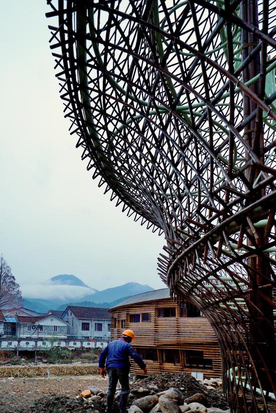 迷蒙的远山、乡村民居与颇具现代感的竹建筑构成了宝溪乡独特的天际线。