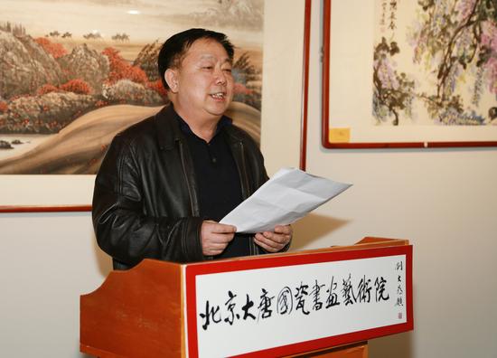 北京大唐国瓷书画艺术院院长、本次展览策展人宋立根在开幕式上致辞，卓军摄