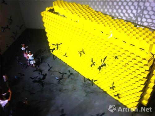 成都当代美术馆“空中楼阁：艺术与3D打印”现场，艺术家张小涛作品《九重天》