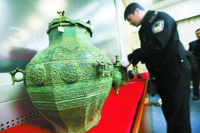 昨天上午，首都机场公安分局将侦办“6·24”特大文物盗窃案中罚没的珍贵文物移交给国家文物局。