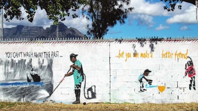 卡雅利沙街头壁画上写着:你无法冲刷掉过去，但可以创造更加美好的未来。资料图片
