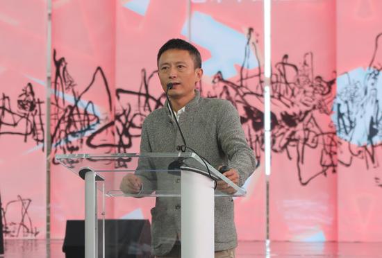 中央美术学院的费俊副教授在贾维茨国际会展中心于媒体艺术教育研讨会上发言