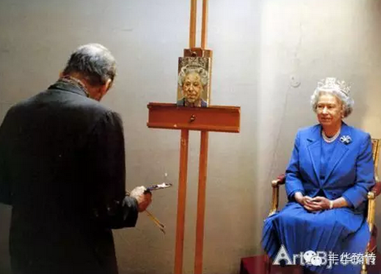 弗洛伊德在画室中为伊丽莎白女王画像，摄于2001年。您看了之后有何感想？