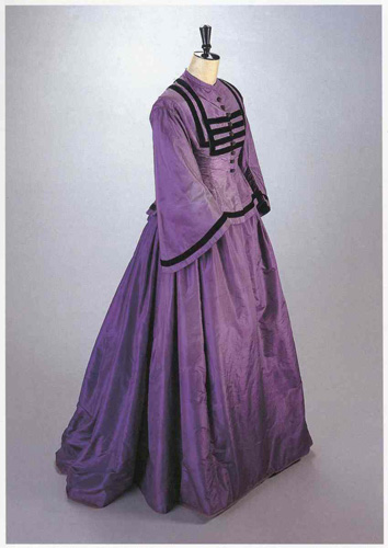 　　1862年，一件由最原始的苯胺紫染色而成的丝质裙装。曾经的贵族奢享被解禁，人人都可以穿的起这种浅紫色了，以至于整个19世纪60年代都因苯胺紫的风靡而被冠以“浅紫时代”（mauve decade)的标签。然而时尚有着自己运转的法则，服装色彩的流行可不归功于科技，而是由两位那个时代最具影响力的女性引发，法国欧仁妮皇后（Empress Eugénie）和英维多利亚女王。
