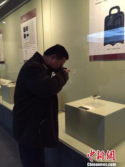 图为观众看展。 张若娴 摄