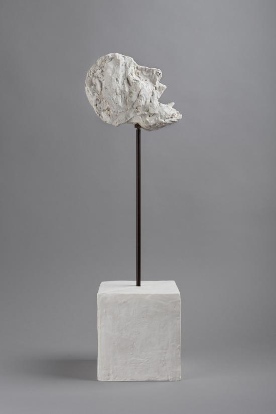 阿尔贝托·贾科梅蒂 杆子上的头像 1947  石膏上色 18.4 x 19 x 5 cm Collection Fondation Alberto et Annette Giacometti, Paris, inv. 1994-0440 © Estate Giacometti (Fondation Giacometti + ADAGP) Paris, 2015
