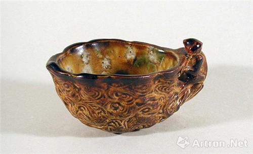纽约的大都会艺术博物馆展出：唐褐釉猴柄杯，8世纪