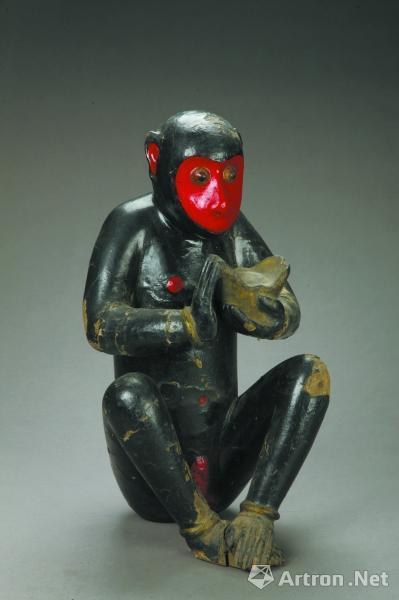 首都博物馆展出的清代手托金元宝的黑木猴