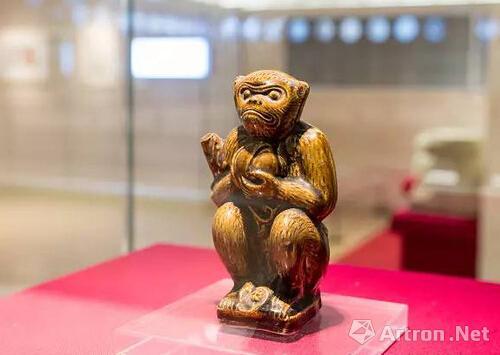 南京市博物馆展出的宋代酱色釉瓷坐猴