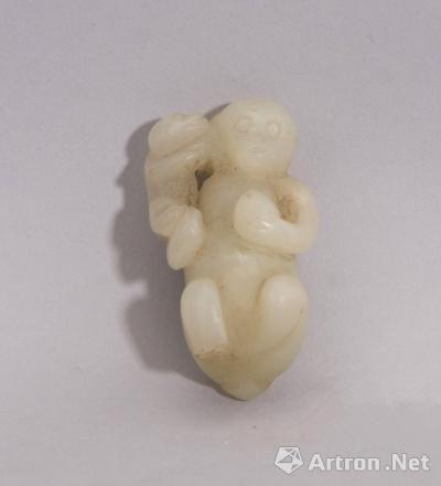 扬州博物馆展出的清代玉质母子猴