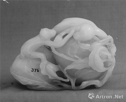 纽约的大都会艺术博物馆展出：清中期玉雕双猴戏桃，18世纪，8.7cm×10.2 cm×5.5 cm