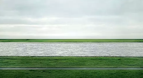 世界上最贵的摄影作品，安德烈亚斯·古斯基的《莱茵河2号》（Rhine II）  图片：wiki common