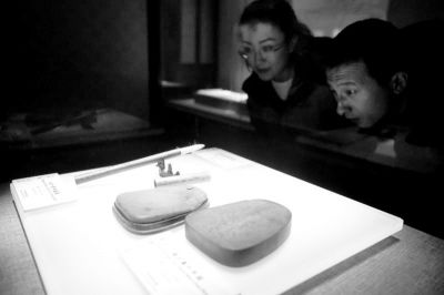 昨天，在颐和园翁同龢书法文物展上，一名观众正在欣赏展品。京华时报记者范继文摄