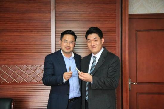 易金董事长俞吉伟先生和Coins Today全社长持生肖龙银印章合影