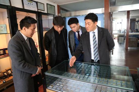 Coins Today一行在易金常务副总王斌先生带领下参观公司