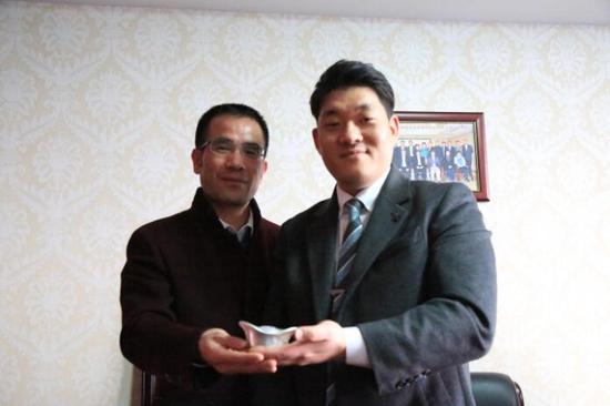品铸总经理俞吉良先生与全社长持品铸元宝合影