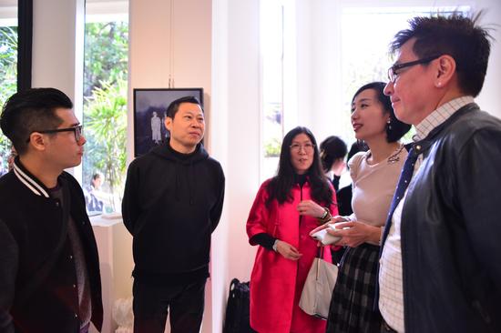 　　从左往右：艺术家周毅，广州美术学院油画系教授车建全，何方文化创办人何金芳，伟博画廊负责人杨薇，伟博画廊主杜先生
